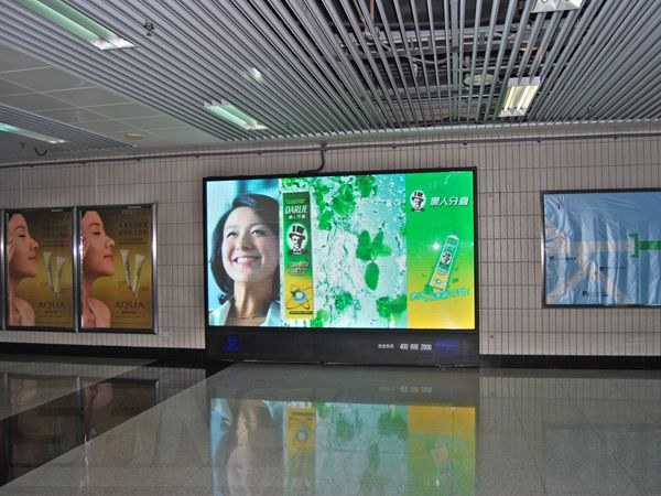 上海2號(hào)線東昌路室內(nèi)全彩屏