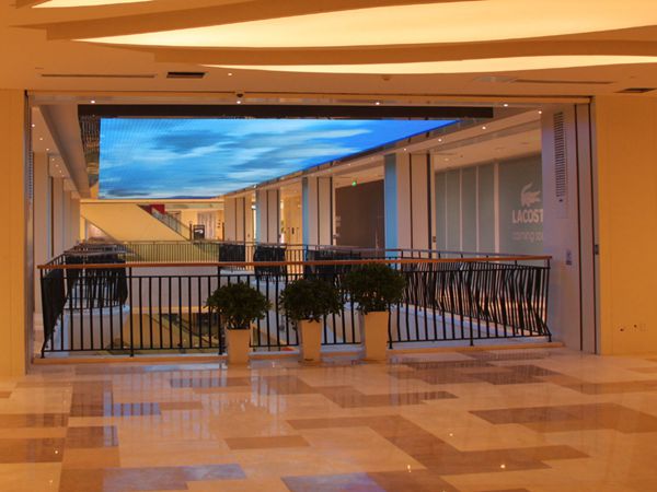 南京國際廣場沿街商業led室內全彩顯示屏