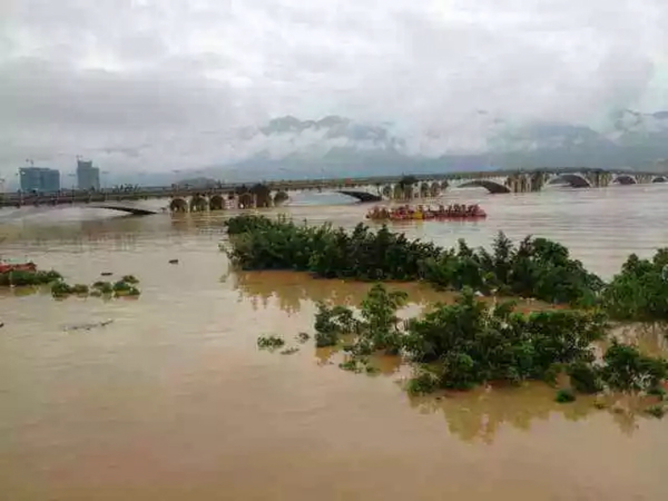 臺風(fēng)過后一片狼藉