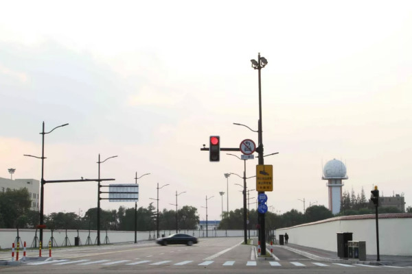 進(jìn)口博覽會周邊道路多桿合一路燈