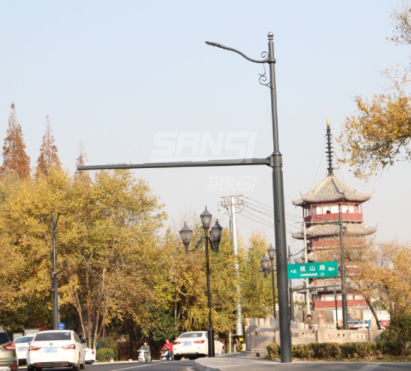 南通市區(qū)多桿合一：照明、監(jiān)控合桿