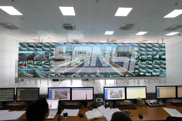 交通指揮中心,巨型LED大屏,實時路況,盡收眼底,指揮調度,精準高效
