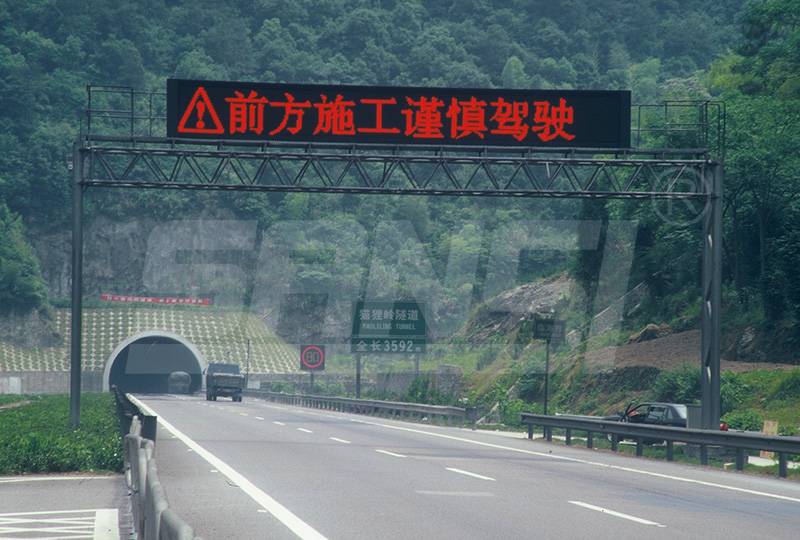 可變情報板,助力高速調度,動態更新,交通指引