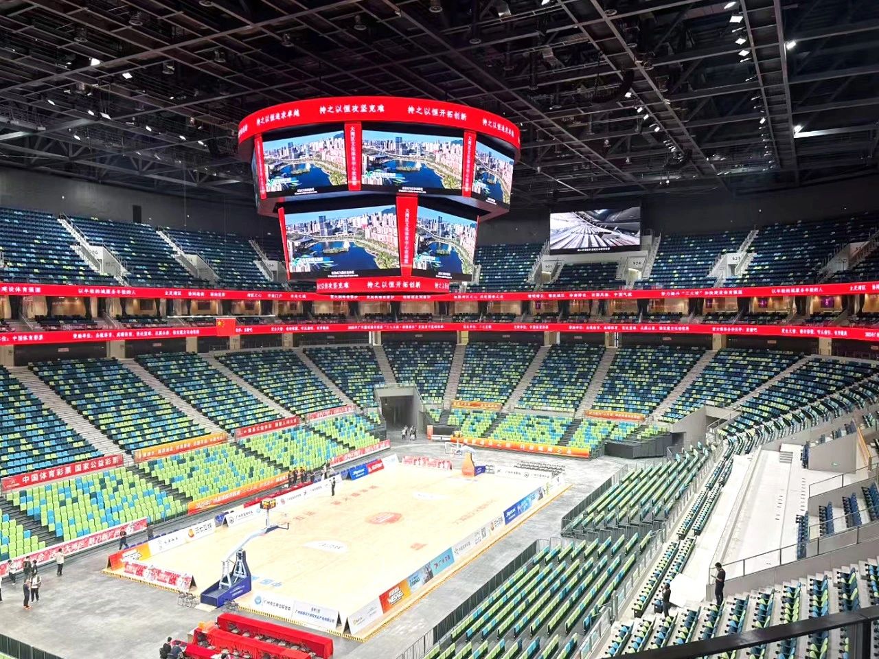 又一創(chuàng)新,三思,雙升降,LED斗屏,點亮,廣州,大灣區(qū),文化體育中心