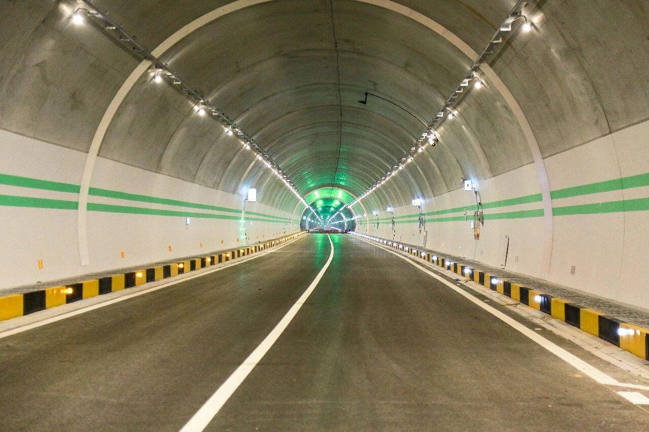 光隨車流,智護(hù)通途,隧道照明,聯(lián)動系統(tǒng),開啟安全,效能